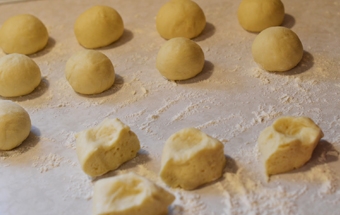 формуємо кульки з тестових шматочків