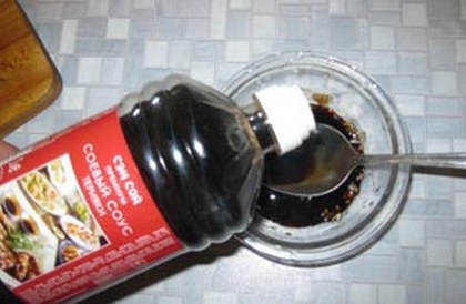 додаємо до часнику соєвий соус