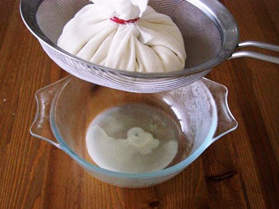 миска з горіховою масою