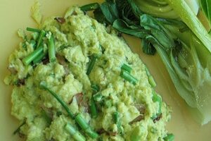 Зелена ікра з яйцем