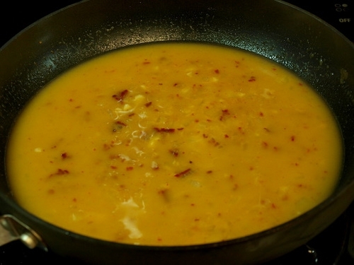 бульйон в сковороді 