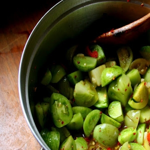 помідори в каструлі