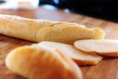 хліб на дошці