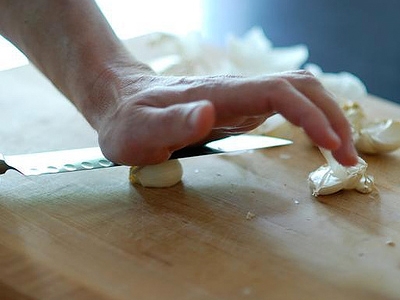 придавлюємо зубчики часнику ножем