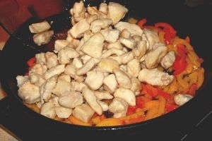 додаємо куряче філе