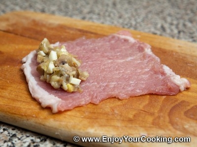 викладаємо на край свинини начинку