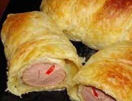 Сардельки, фаршировані овочами в листковому тісті