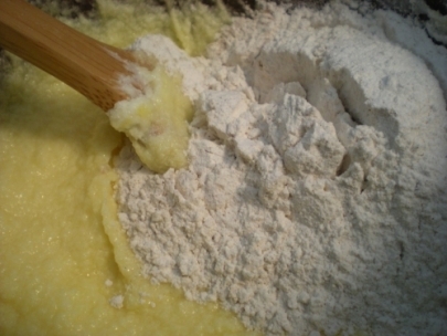 додаємо борошно