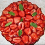 На верхній шар торта з полуницею виливаємо желе