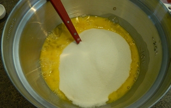 збиваємо яйця з цукром