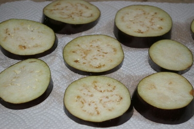 вмочаємо баклажани на паперовому рушник