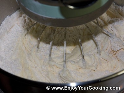 додаємо в яєчно-цукрову суміш борошно