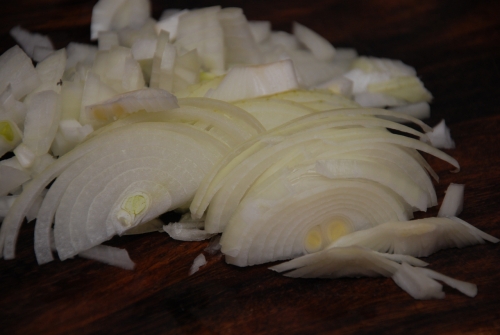 цибулю, нарізану півкільцями