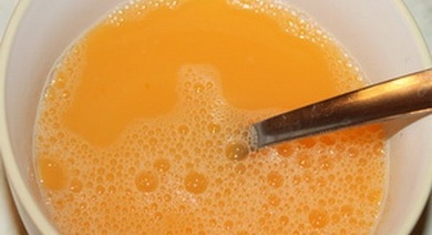 збиваємо яйця з водою