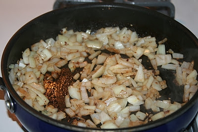 лук у сковороді
