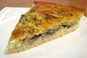 Пиріг з начинкою з картоплі та грибів