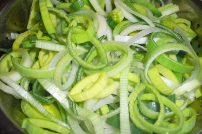 нарізаємо цибулю-порей