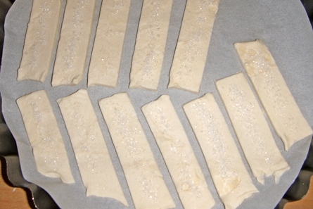 нарізаємо тісто на тонкі смужки