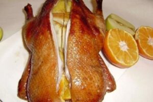 Качка з яблуками, запечена в рукаві