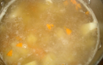 додаємо в каструлю картоплю і моркву