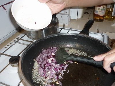 цибулю на сковороді