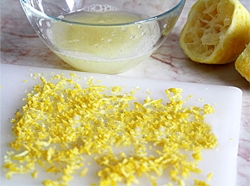 натираємо цедру і віджимаємо лимонний сік