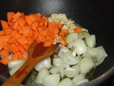 цибулю і моркву на сковороді