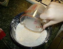 додаємо в тісто яйце і молоко