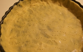 викладаємо тісто у форму для випічки