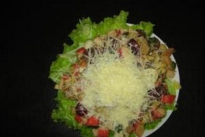 Салат з виноградом і креветками