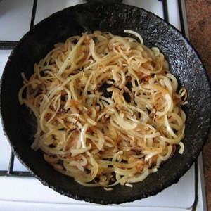 цибулю на сковороді