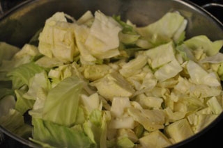 викладаємо капусту в сковороду