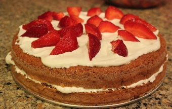 змащуємо коржі сметанним кремом і прикрашаємо ягодами