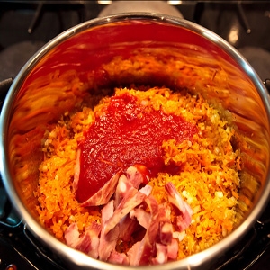 каструля з булгуром і соусом