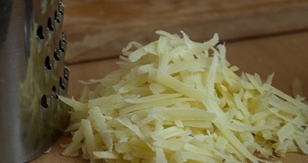 Натираємо сир
