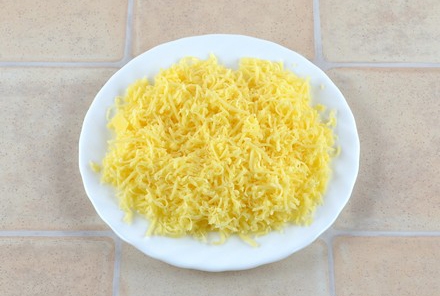 З допомогою терки подрібнюємо сир твердий