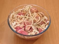 маринуємо антрекот з цибулею