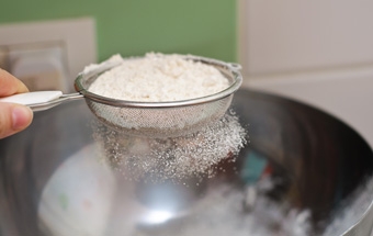 просіваємо борошно