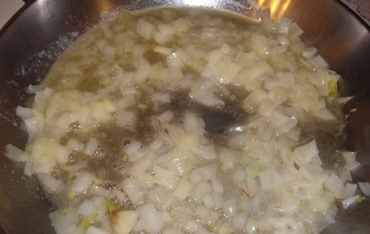 тушкуємо цибулю