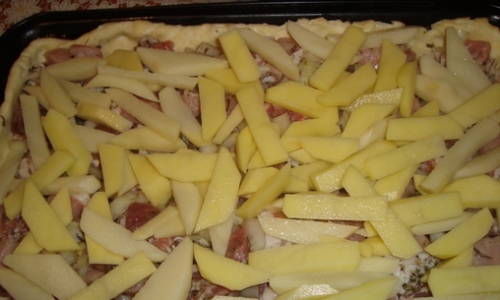 зверху на м'ясо викладаємо картоплю