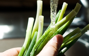 промиваємо під водою лук