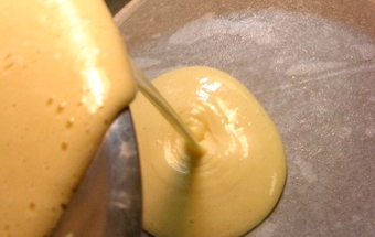 виливаємо тісто у форму для запікання