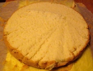 бісквіт розрізаємо на три частини