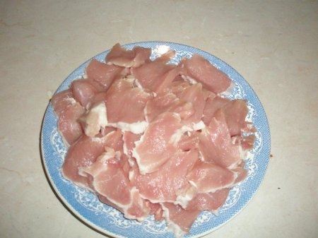 Нарізаємо свинину на невеликі шматочки