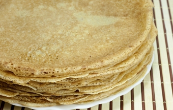 викладаємо млинці на плоске блюдо