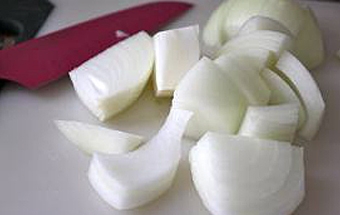 нарізаємо на дольки половину цибулі