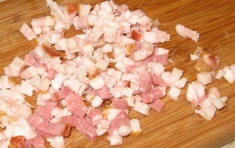 нарізаємо на шматочки копчену грудинку