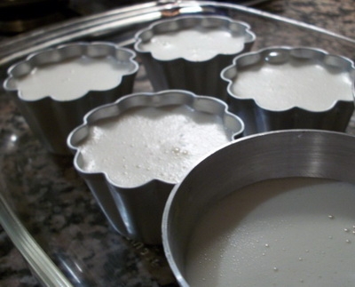 Розливаємо флан за формами