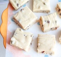 Цукерки з білого шоколаду з фундуком