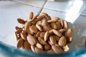 мигдаль у мисці